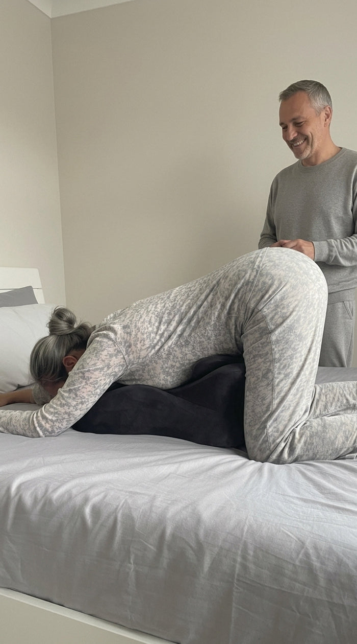 Pareja usando la almohada de apoyo