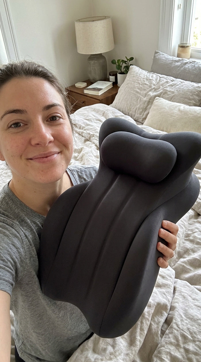 Mujer sujetando la almohada íntima