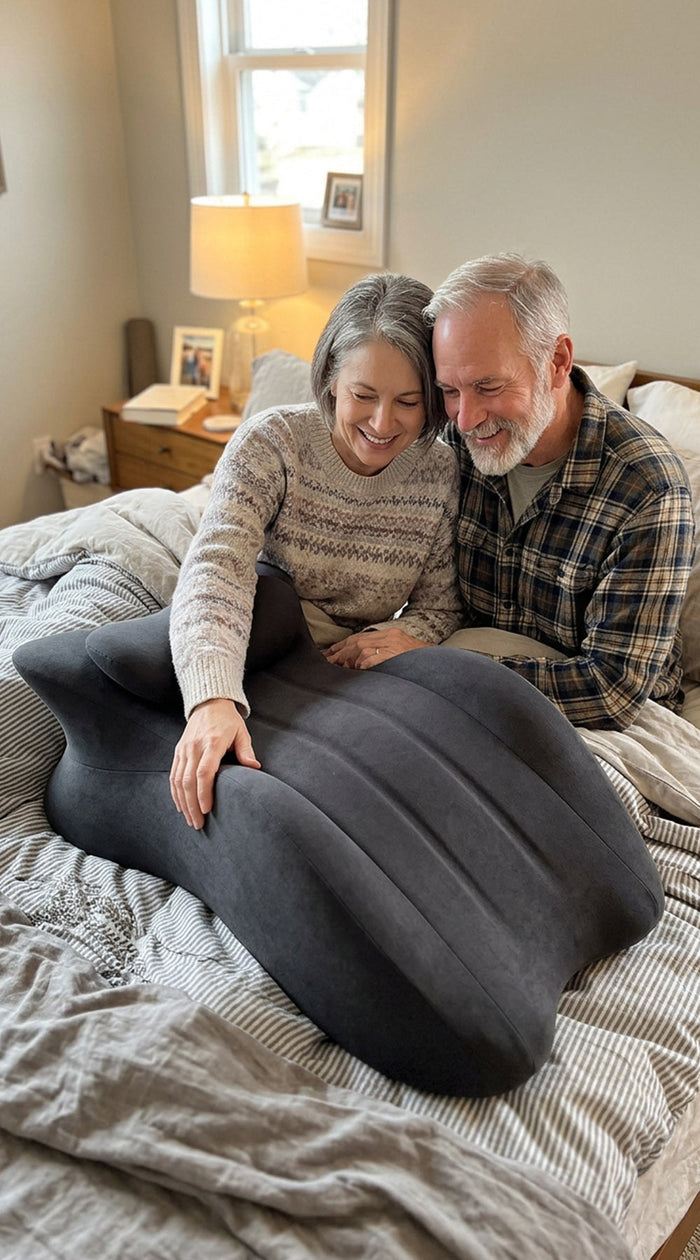 Pareja con la almohada en el dormitorio