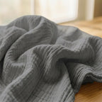 Manta de muselina NubeSuave color Gris — detalle del tejido de muselina de doble gasa