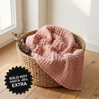 Manta de muselina NubeSuave color Rosa — en una cesta junto a la ventana