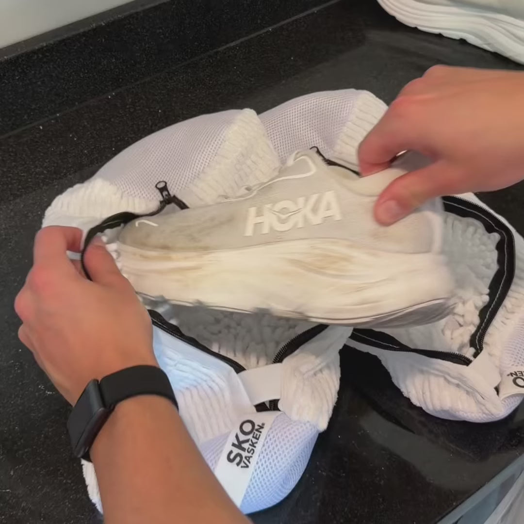 Mete la zapatilla en la bolsa, cierra la cremallera y a la lavadora