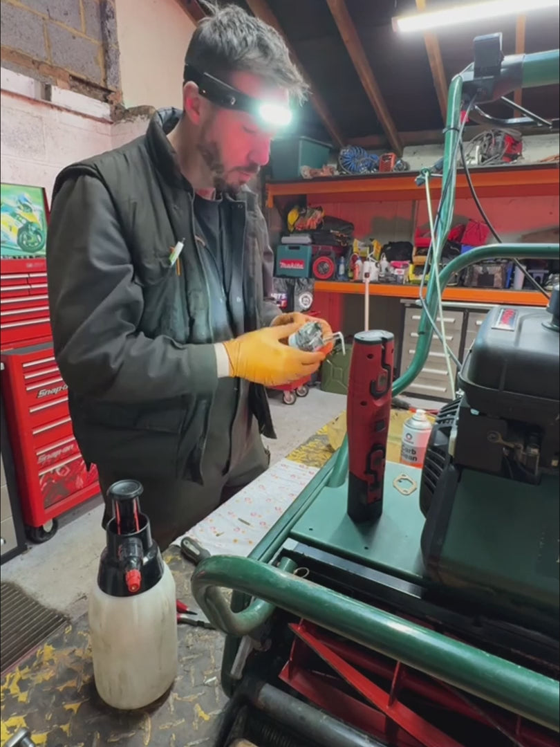 La linterna frontal en el taller, el motor del coche y el cuadro eléctrico